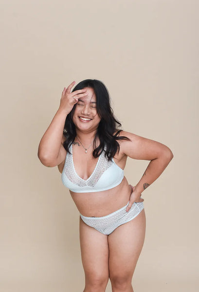 Yanna is a 36D and she wears L(Plus).