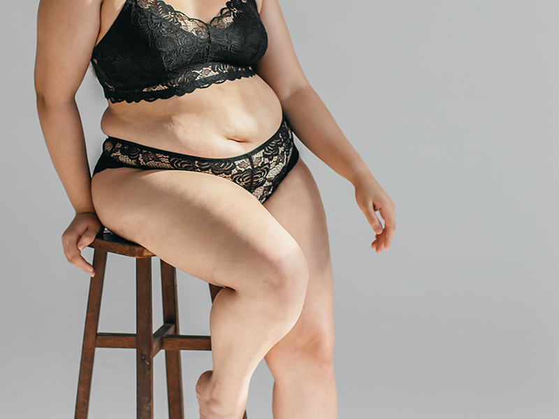 Tara is a 42C and she wears 3XL/CURVY.